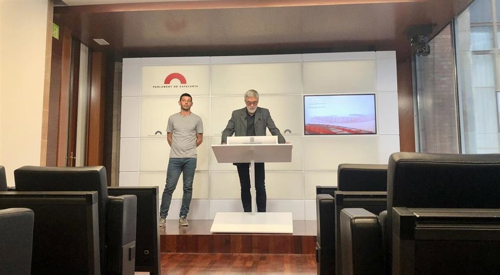 El diputado de la CUP Carles Riera junto al diputado Xavier Pellicer, en rueda de prensa.