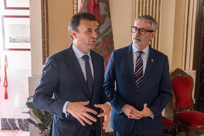 El alcalde de Cádiz, Bruno García, y el rector de la Universidad de Cádiz, Francisco Piniella, mantienen una primera reunión institucional