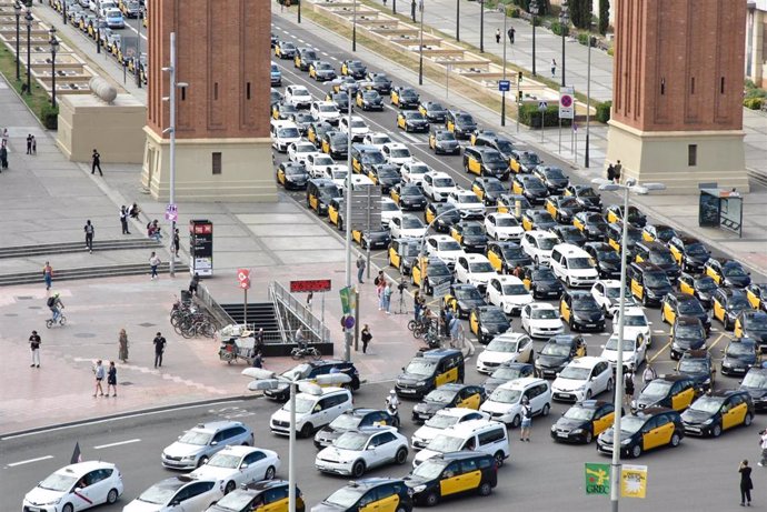 Multitud de Taxis durante una marcha lenta hasta la Delegación del Gobierno contra la liberalización de los VTC