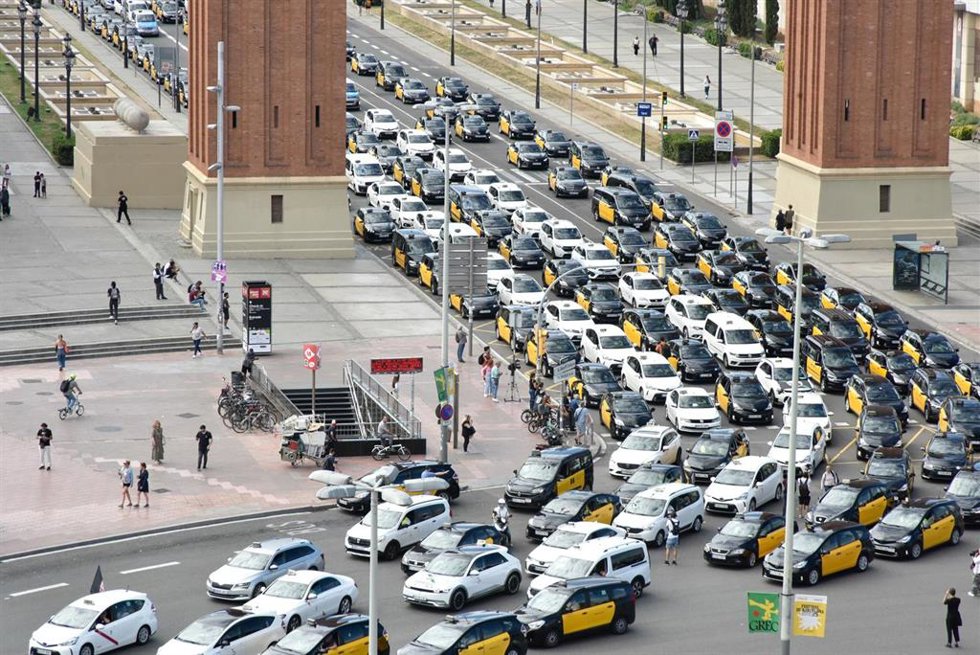Multitud de Taxis durante una marcha lenta hasta la Delegación del Gobierno contra la liberalización de los VTC
