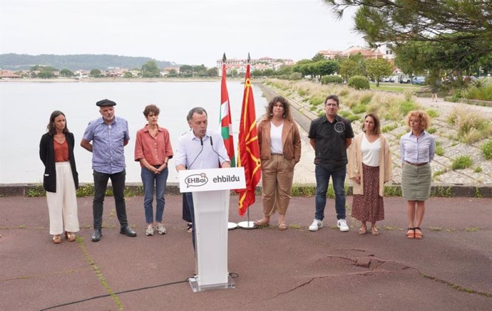 Unai Urruzuno junto a representantes de EH Bildu y EH Bai en una comparecencia en Hendaia