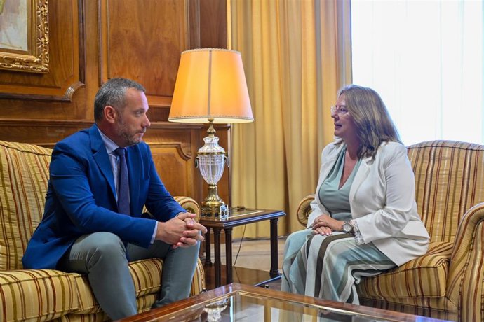 El portavoz del Grupo Parlamentario Popular, Joaquín Segado, reunido con la presidenta de la Asamblea Regional, Visitación Martínez