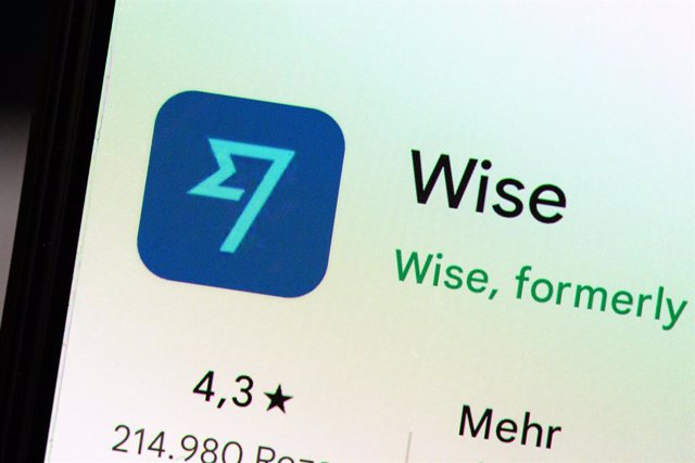 Archivo - FILED - 27 September 2022, Hamburg: Wise's application can be seen on a smartphone. Photo: Jonas Walzberg/Deutsche Presse-Agentur GmbH/dpa