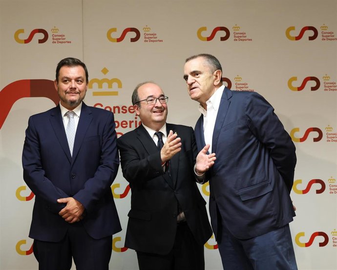 El presidente del Consejo Superior de Deportes (CSD), Víctor Francos; el ministro de Cultura y Deporte, Miquel Iceta, y el ex presidente del CSD, José Manuel Franco, durante la toma de posesión de Francos como nuevo secretario de Estado para el Deporte. 