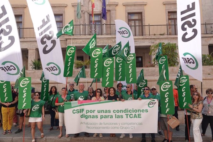 Concentración en Almería convovada por CSIF por los derechos de los técnicos en cuidados auxiliares de enfermería