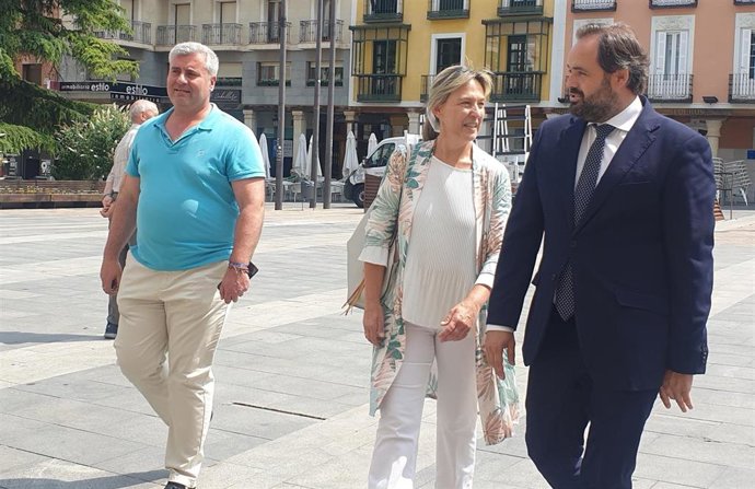 El líder regional del PP, Paco Núñez,  junto a la alcaldesa de Guadalajara, Ana Guarinos.