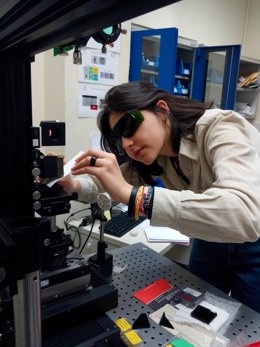 La estudiante del máster en Física y Tecnología de los Láseres de la USAL María Sánchez Hernández.