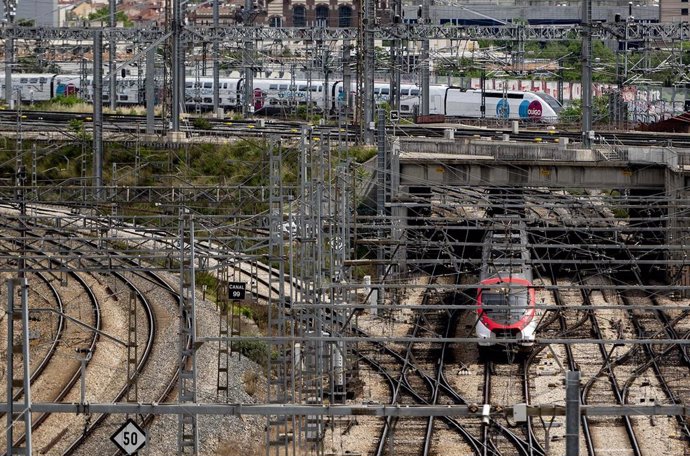 Archivo - Un tren de cercanías de Renfe y otro de Ouigo