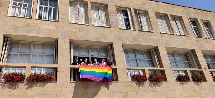 El Ayuntamiento de Logroño cuelga en el balcón principal la bandera del colectivo LGTBI+