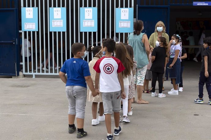 Archivo - Unos alumnos hacen cola en un colegio de Montpellier, Francia