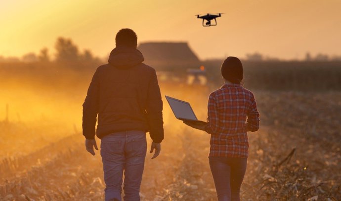 Volar un dron en el campo