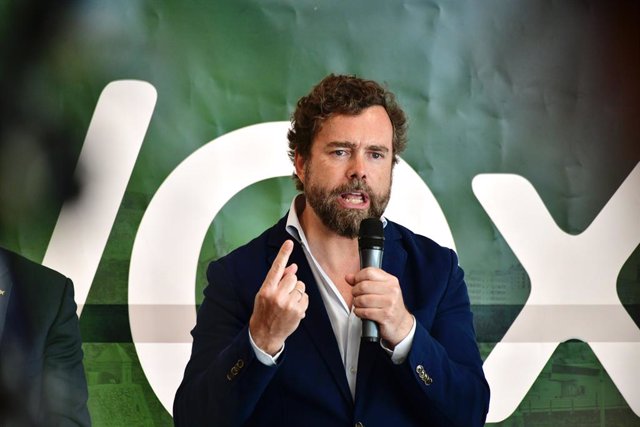 Archivo - El portavoz de VOX en el Congreso, Iván Espinosa de los Monteros, interviene durante su visita para arropar a la candidatura de su partido, a 4 de mayo de 2023, en Ceuta (España). Espinosa de los Montero ha visitado Ceuta para apoyar la candidat