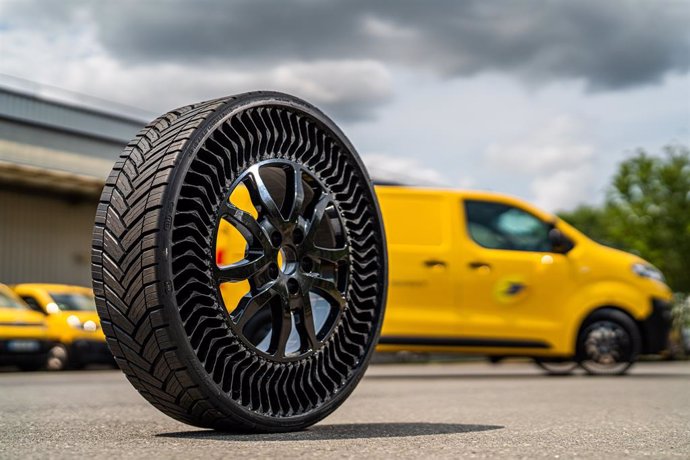 Michelin dotará de neumáticos con tecnología sin aire (Uptis) a una flota de 40 vehículos del servicio postal francés.