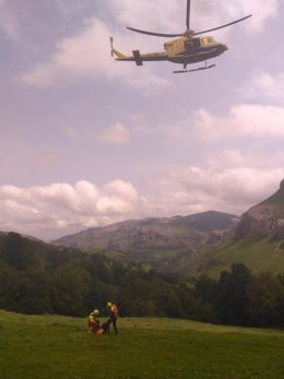 Momento de la evacuación en helicóptero del herido.