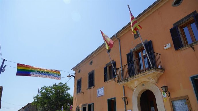 El Ayuntamiento de Marratxí despliega la bandera LGTBIQ+ enfrente de la Casa Consistorial.