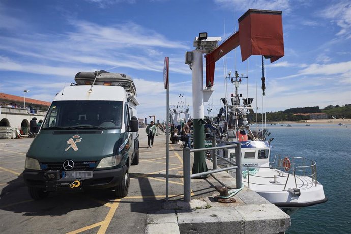 Archivo - Un furgón de la Guardia Civil al lado de un barco. Archivo.