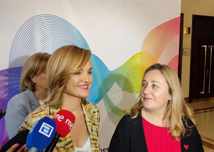 La portavoz del PSOE y ministra de Educación, Pilar Alegría junto a la consejera asturiana de Educación, Lydia Espina, en el Auditorio de Oviedo