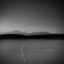 Archivo - Una imagen en blanco y negro del embalse de Aguilar de Campoo (Palencia), ganadora del V Concurso Fotográfico de la CHD