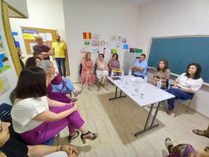 La delegada de Salud y Consumo de la Junta en Córdoba, María Jesús Botella, en su reunión con la asociación Ariadna.