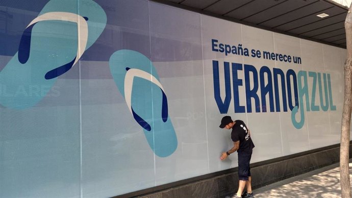 El PP empapela su sede nacional con su campaña 'Verano azul'. En Madrid, a 27 de junio de 2023.