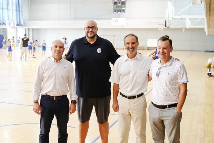 Más de 100 niños y niñas participan en el Campus Gigantes del Basket en el CDM El Toyo-Retamar