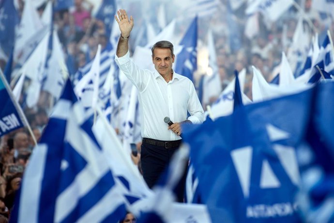 23 June 2023, Greece, Athens: Kyriakos Mitsotakis (C), former Greek prime minister and leader of the conservative New Democracy party, speaks to his supporters during an election rally in the center of the Greek capital. Greeks will elect a new parliame