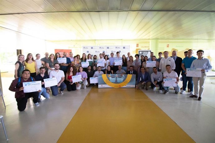 Foto de familia de la entrega de premios de la XV convocatoria del concurso 'UPOemprende'.