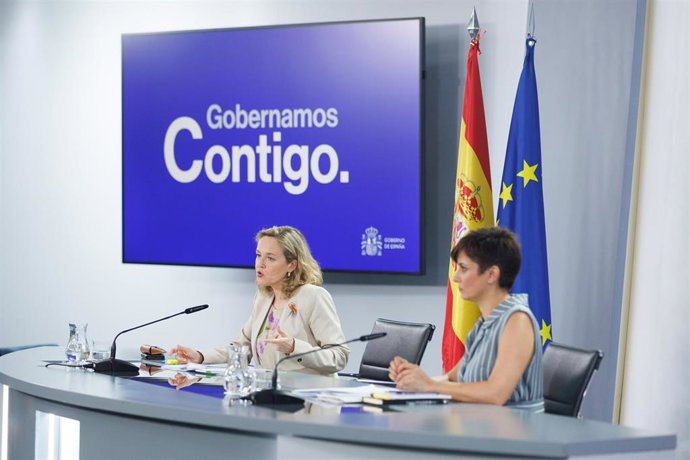 La vicepresidenta primera y ministra de Asuntos Económicos y Transformación Digital, Nadia Calviño (i) y la ministra Portavoz y de Política Territorial, Isabel Rodríguez (d), durante una rueda de prensa posterior a la reunión del Consejo de Ministros, e