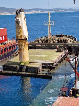 Operación para levantar la proa del buque OS 35.