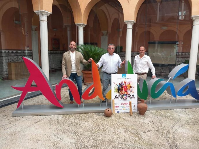 El delegado territorial de Turismo, Cultura y Deporte de la Junta, Eduardo Lucena (izda.), en la presentación de las Olimpiadas Rurales de Añora.