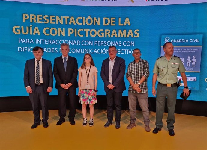 La Guardia Civil y Fundación ONCE presentan la guía con pictogramas para facilitar la comunicación con personas con dificultades cognitivas