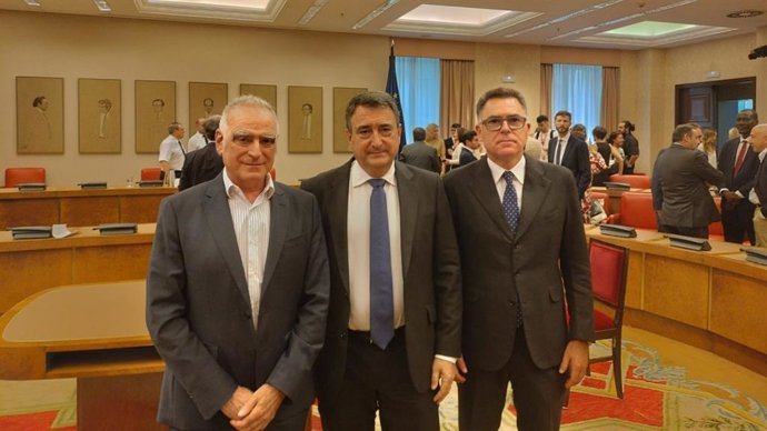 El secretario segundo de la Mesa del Senado, Imanol Landa, el portavoz del PNV en el Congreso, Aitor Esteban, y el asesor del departamento de Igualdad, Justicia y Políticas Sociales del Gobierno Vasco, Enrique Ullibariarana