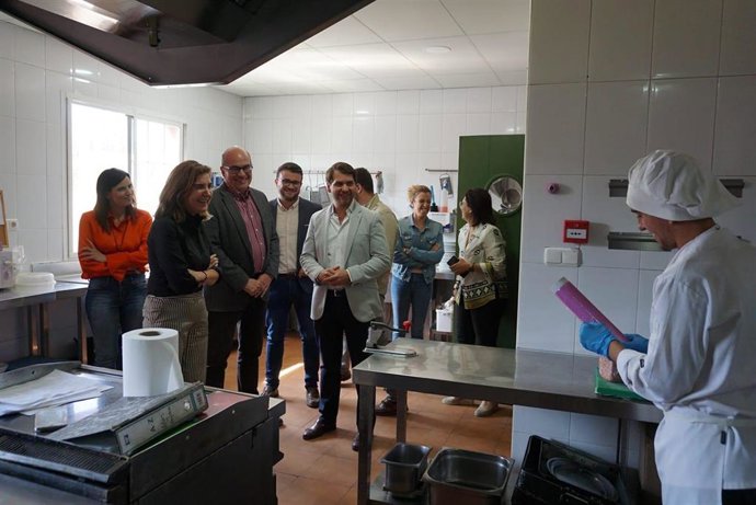 Archivo - La consejera de Empleo, Rocío Blanco, en una imagen de archivo en una visita a un Centro Especial de Empleo en Cabra (Córdoba). 