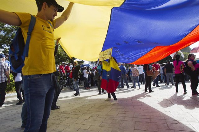 Archivo - Bandera de Venezuela durante una celebración en Maracaibo