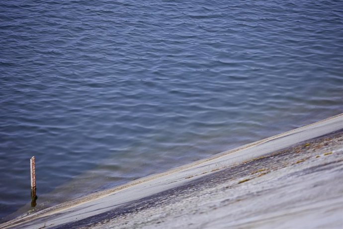 Archivo - Detalle del embalse de Aznalcazar tras las lluvias caídas en estos días, a 22 de mayo de 2023 en Sevilla (Andalucía, España). Tras las lluvias de estos días atrás en la provincia de Sevilla, los embalses y pantanos se han llenado parcialmente 