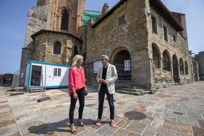 El vicepresidente en  funciones, Pablo Zuloaga, visita las obras de iluminación de la iglesia de Santa María de la Asunción