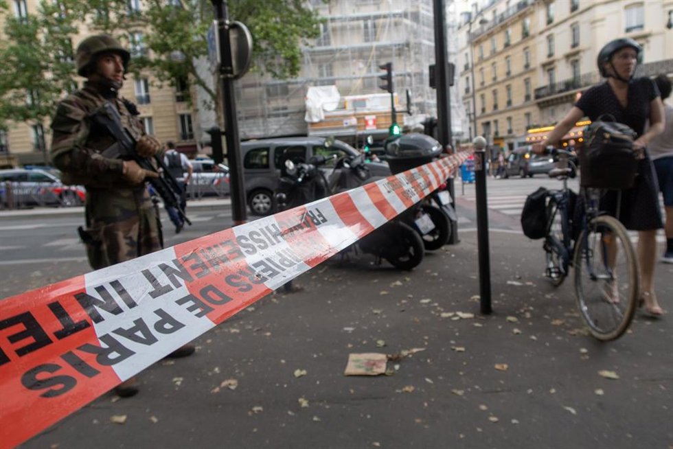 Cordón policial tras la explosión en un edificio de París