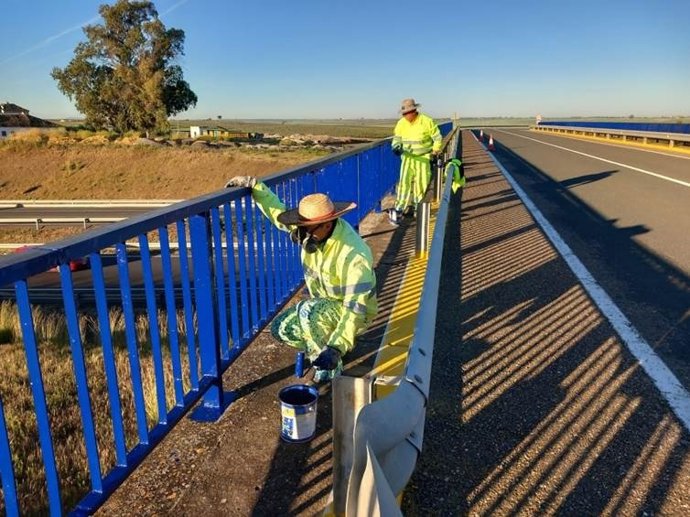 Operarios trabajando en la red de carreteras de la provincia de Sevilla.