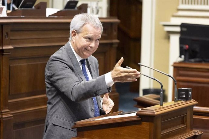 Archivo - El consejero de Obras Públicas, Transportes y Vivienda del Gobierno de Canarias, Sebastián Franquis, en un Pleno del Parlamento