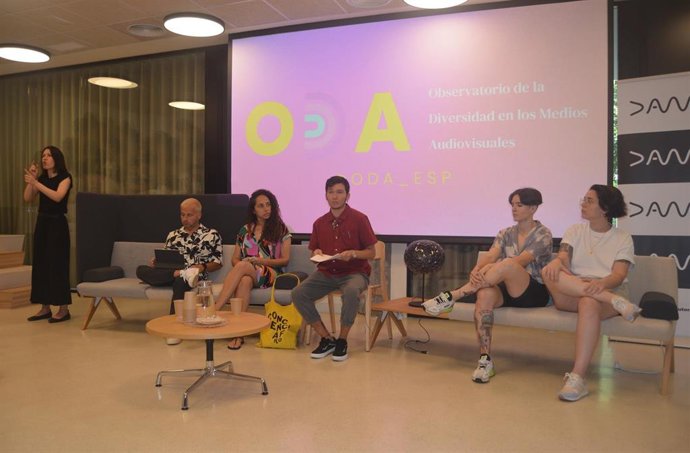 La presentación del informe ha contado con la participación de la actriz, directora Anahí Beholí, las podcasters Laura Terciado y Bake Gómez de Maldito Bollodrama y Jesús González Amago, presidente de la Comisión de Diversidades Sexuales de CERMI.