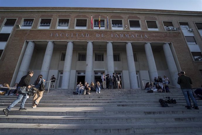 Un grupo de estudiantes frente a las puertas de la Facultad de Farmacia de la Universidad Complutense (UCM), a 5 de junio de 2023, en Madrid (España).