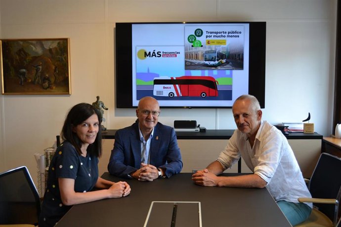 Berta Miranda, directora general de Transportes y Movilidad Sostenible; Bernardo Ciriza, consejero de Cohesión Territorial; y David Campión, presidente de la Mancomunidad de la Comarca de Pamplona, durante la reunión mantenida esta mañana.