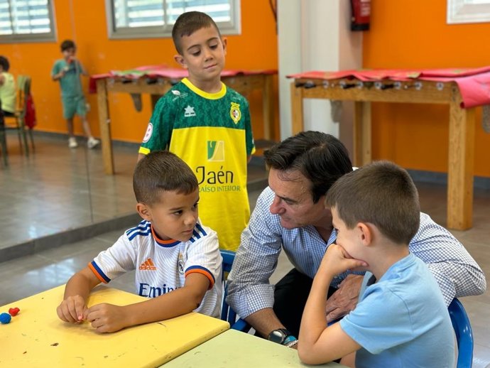 El alcalde destaca la labor para la conciliación familiar de las escuelas de verano de Asuntos Sociales