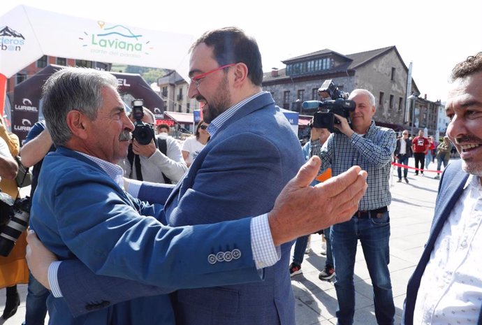 Archivo - Abrazo entre Miguel Ángel Revilla y Adrián Barbón, en una visita que el presidente de Cantabria ha realizado a Pola de Laviana, localidad natal de su homólogo asturiano