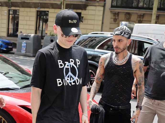 Bizarrap y Rauw Alejandro a su llegada a un restaurante