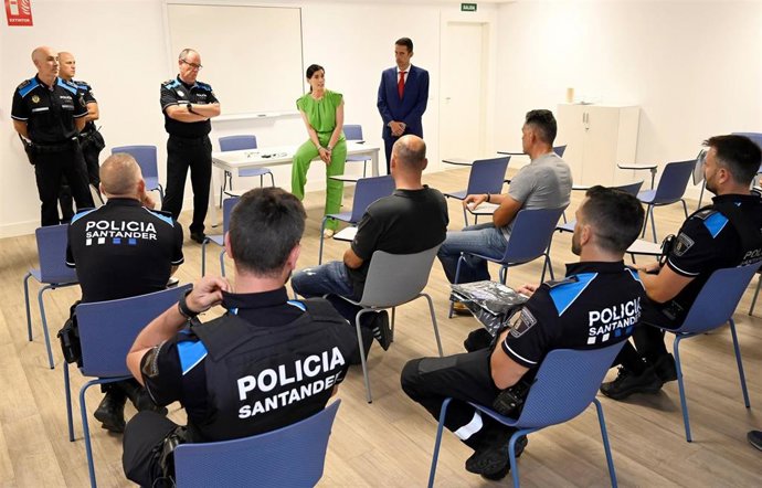 La alcaldesa de Santander, Gema Igual, visita la nueva sede de la Policía Local