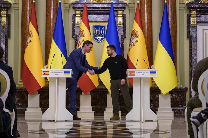 Archivo - El presidente del Gobierno de España, Pedro Sánchez (i), y el presidente de Ucrania, Volodimir Zelenski (d), se saludan a su llegada al Palacio Mariinski, a 23 de febrero de 2023, en Kiev (Ucrania)