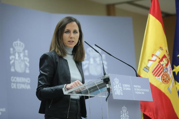 Archivo - La ministra de Derechos Sociales y Agenda 2030, Ione Belarra, comparece antes de reunirse con colectivos que defienden el derecho a la vivienda, en el Ministerio de Derechos Sociales y Agenda 2030, a 26 de enero de 2022, en Madrid (España). 