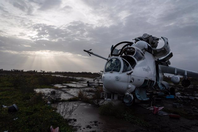 Archivo - November 21, 2022, Kherson, Ukraine: A combat helicopter Mil Mi-24 was seen damaged in the Kherson airport. Despite Russian troops fled and abandoned the strategic location, Kherson airport was left with wreckage as a result of Ukrainian troops 