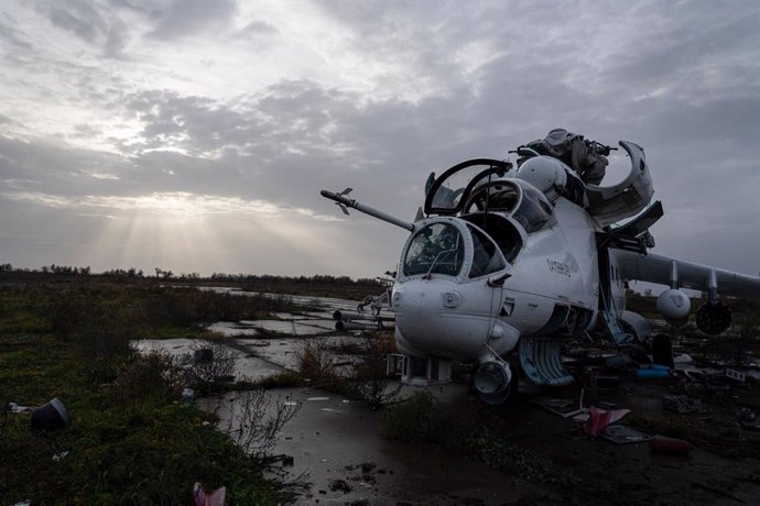 Archivo - November 21, 2022, Kherson, Ukraine: A combat helicopter Mil Mi-24 was seen damaged in the Kherson airport. Despite Russian troops fled and abandoned the strategic location, Kherson airport was left with wreckage as a result of Ukrainian troop